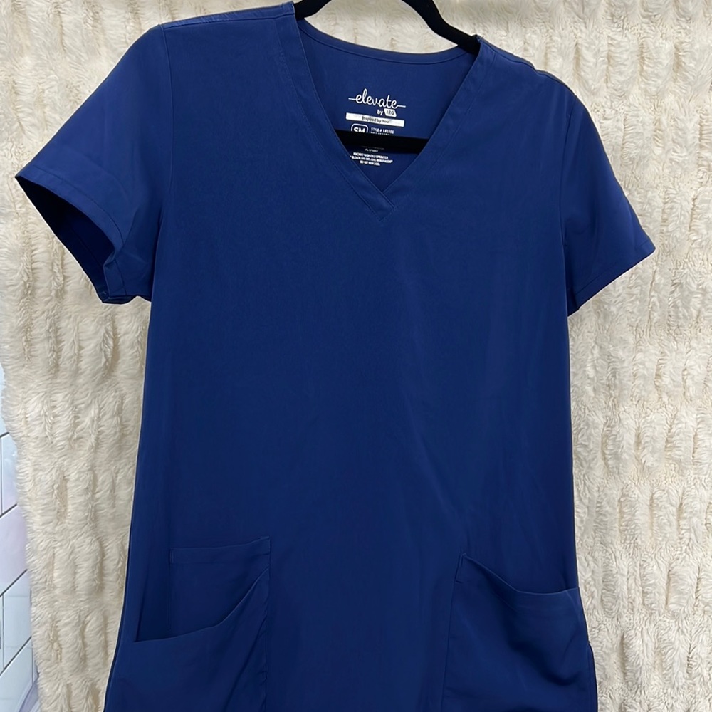 Elevate women’s scrub top NAVY: Size Small